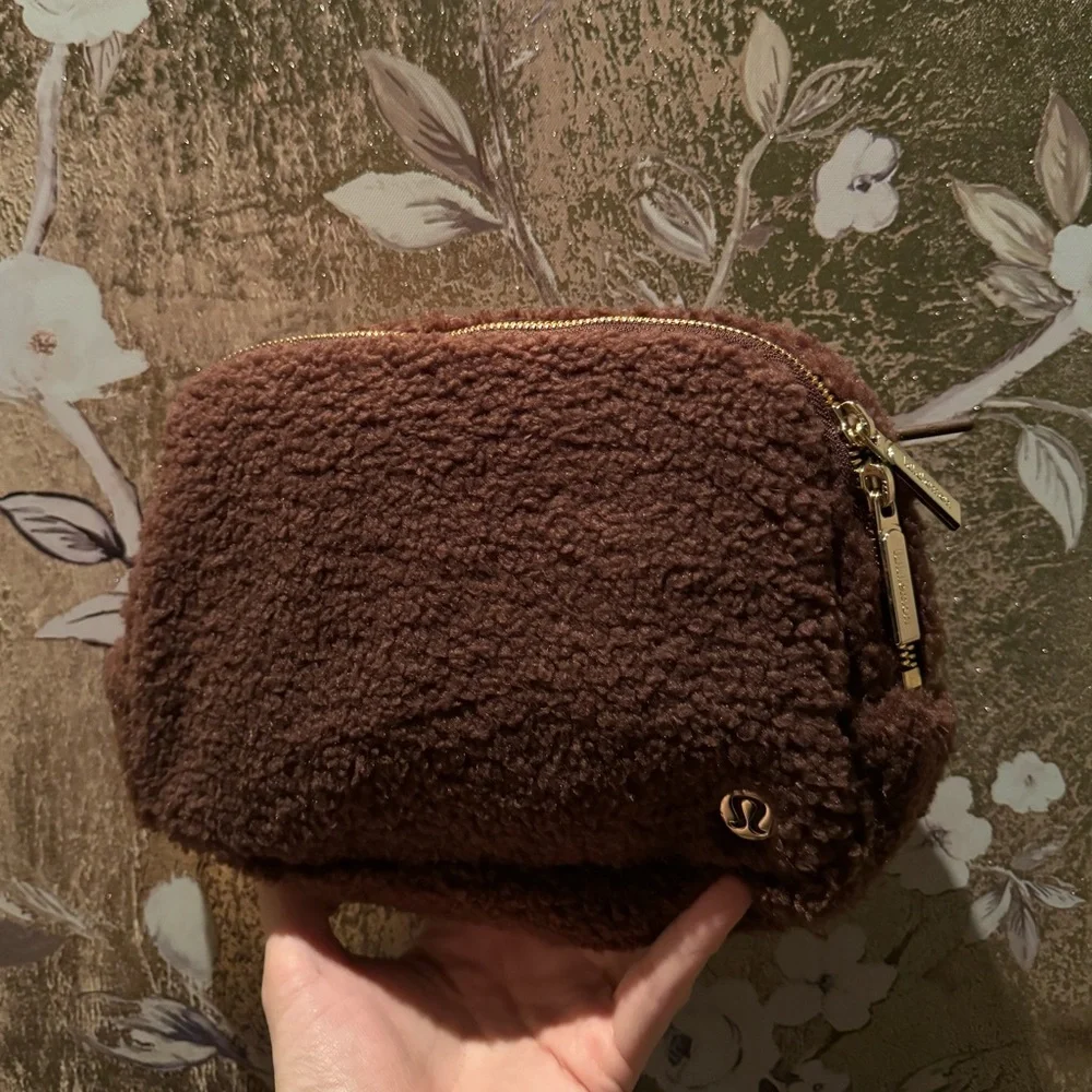 Lululemon 2L Brown Sherpa Everywhere Belt Bag in Earth Gold - Picture 8 of 11